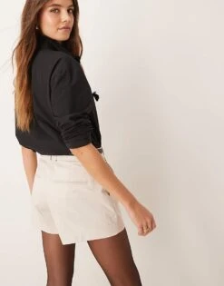 Abercrombie & Fitch Tailored Sloane Short In Cream For Women -Abercro Clothing Shop 206941383 3