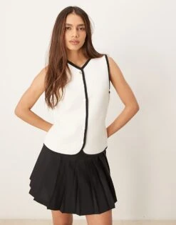 Abercrombie & Fitch Textured High Neck Contrast Knit Vest In Black For Women